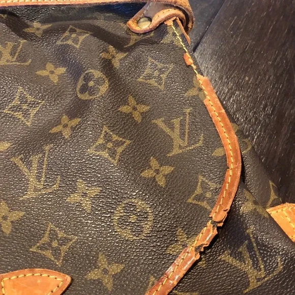 Authentic Louis Vuitton Saumur 30 Crossbody Monogram Canvas - Picture 9 of 17